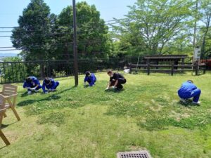 お昼から⁡草むしりを⁡ ⁡トライやるの中学生達と実施